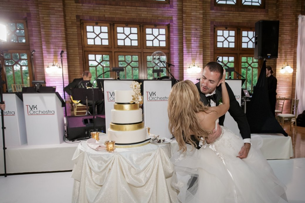 Glamorous Gold Wedding Cake | Cafe Brauer | Chicago Wedding | Bubbly Moments
