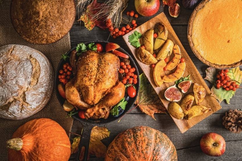 Friendsgiving Ideas to Have a Great Time | How to Host Friendsgiving | Friendsgiving Potluck | Thanksgiving Meal | Bubbly Moments